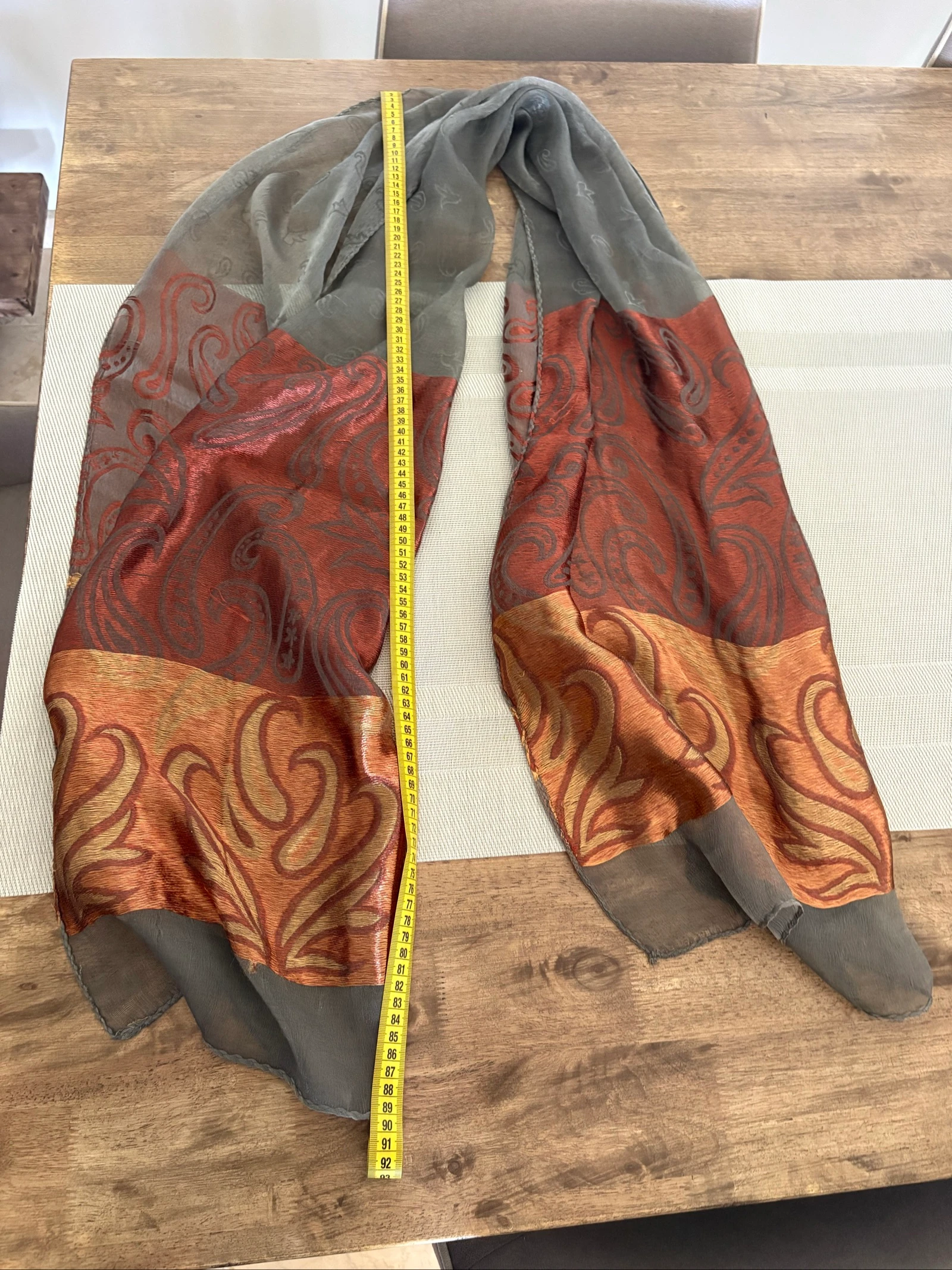 Etole sjaal roestgrijs met gouden cachemire motieven – photo 5